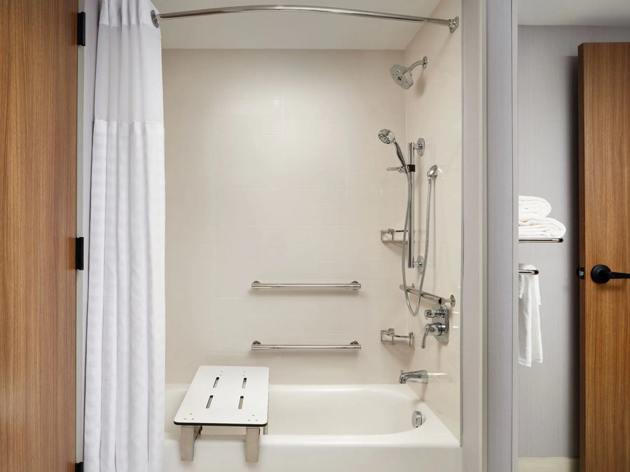 Hyatt Place Melbourne Airport — Bathroom