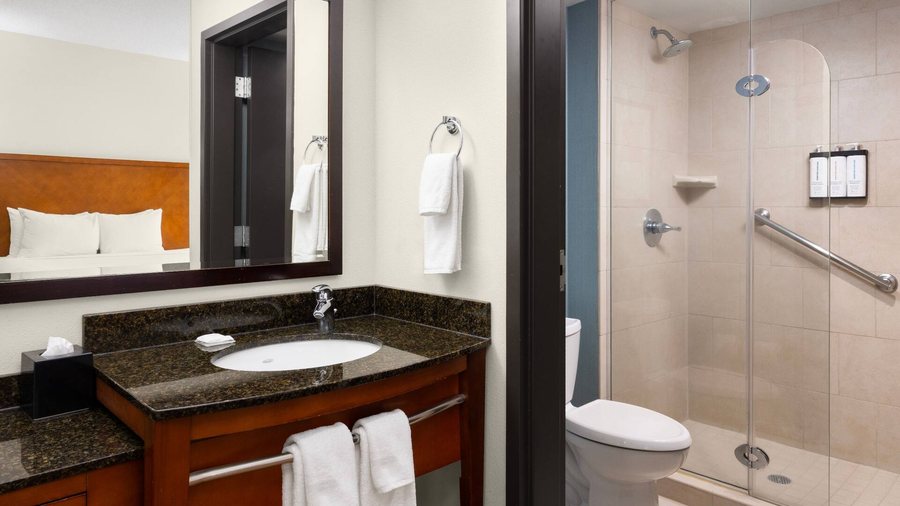 Hyatt Place Memphis Primacy Parkway — Bathroom