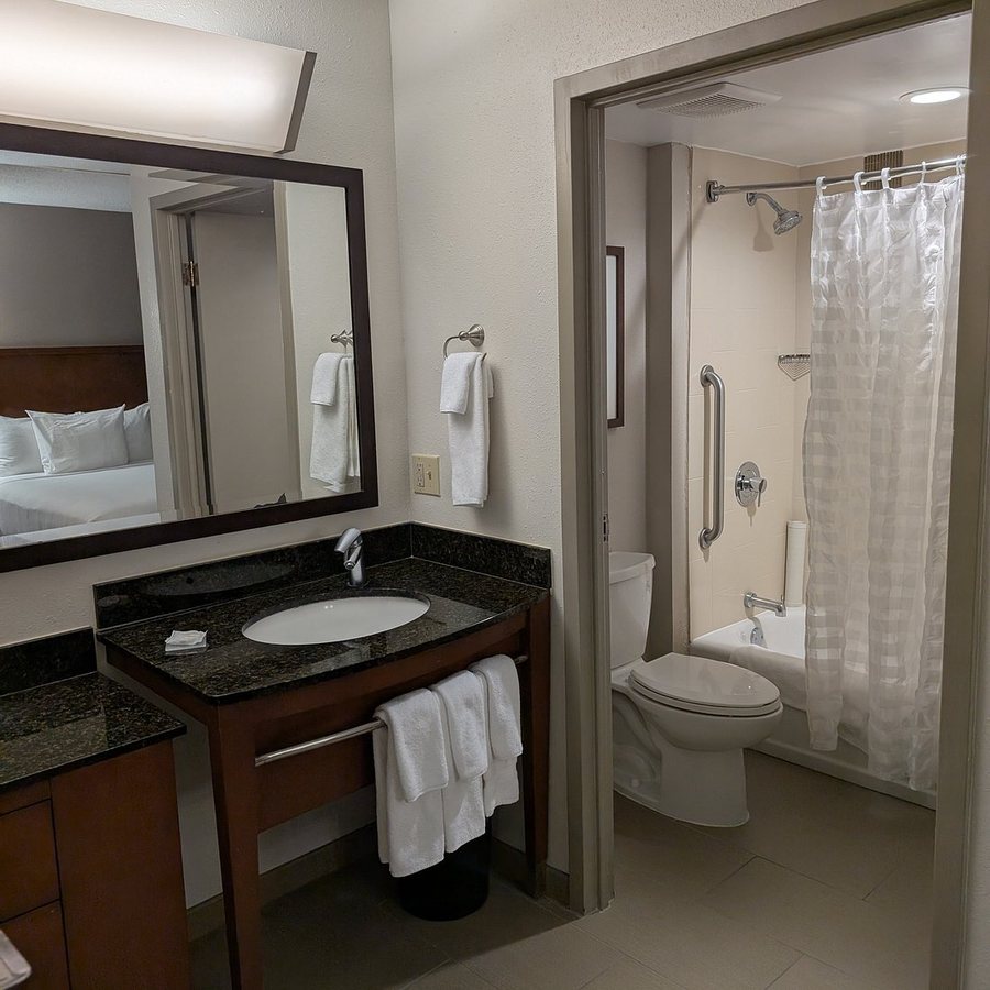Hyatt Place Miami Airport West Doral — Bathroom