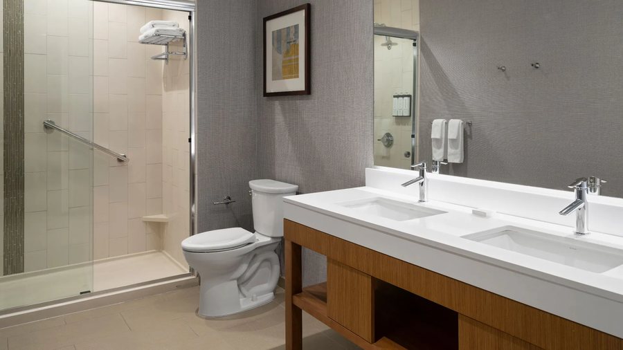 Hyatt Place Milwaukee West — Bathroom