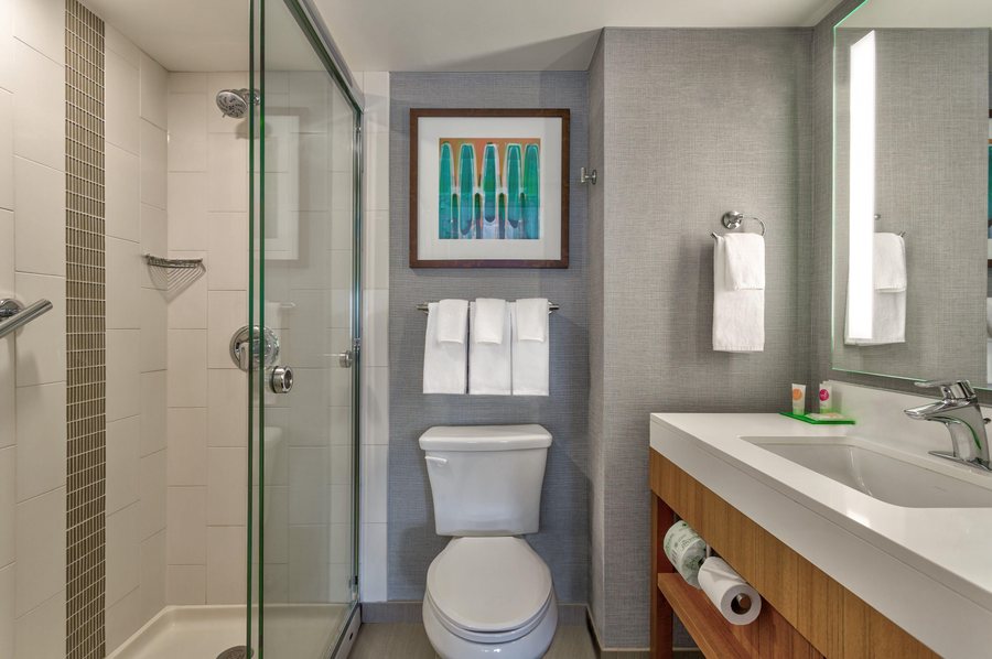 Hyatt Place Minneapolis Downtown — Bathroom