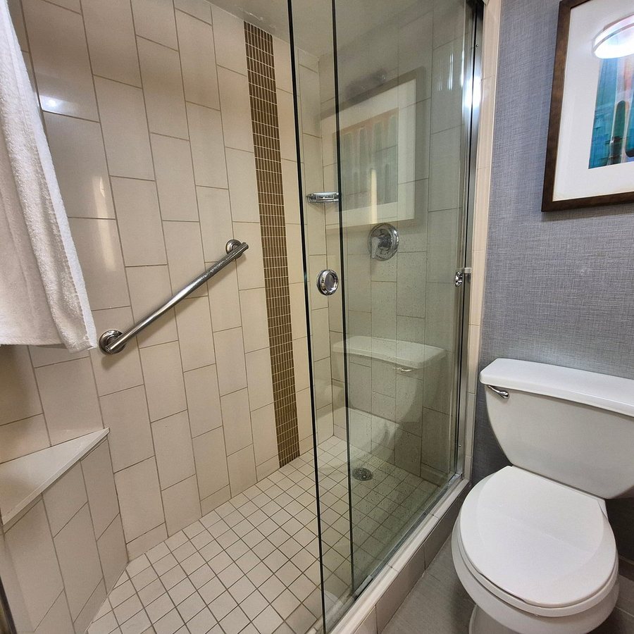 Hyatt Place New Orleans Convention Center — Bathroom