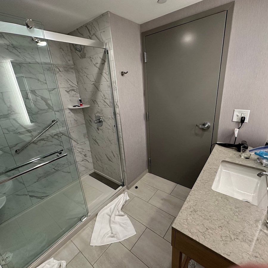 Hyatt Place Newark Main Street — Bathroom