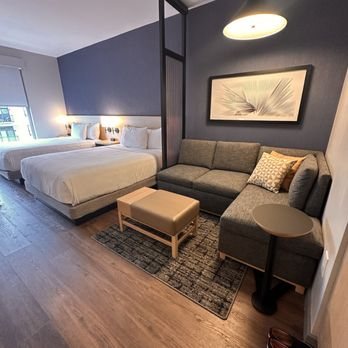 Hyatt Place Newark Main Street — Guest room