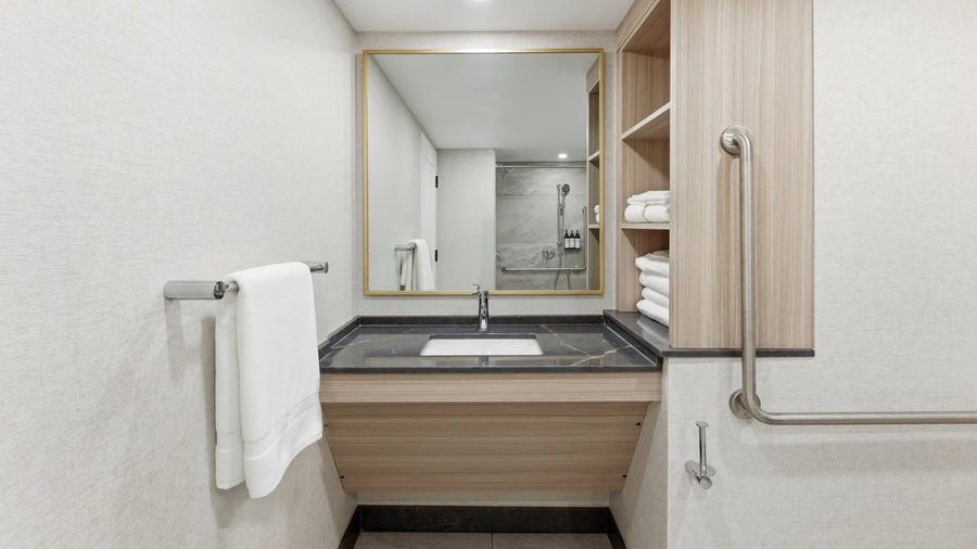 Hyatt Place Niagara Falls — Bathroom