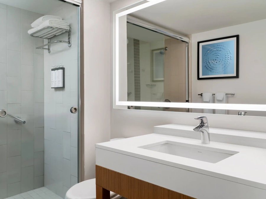 Hyatt Place Omaha Downtown Old Market — Bathroom