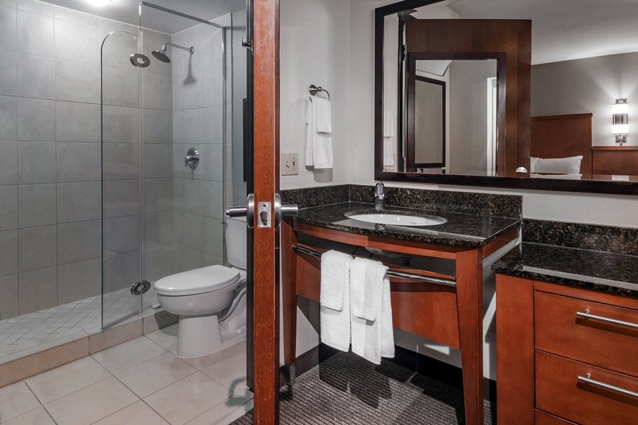 Hyatt Place Ontario Rancho Cucamonga — Bathroom