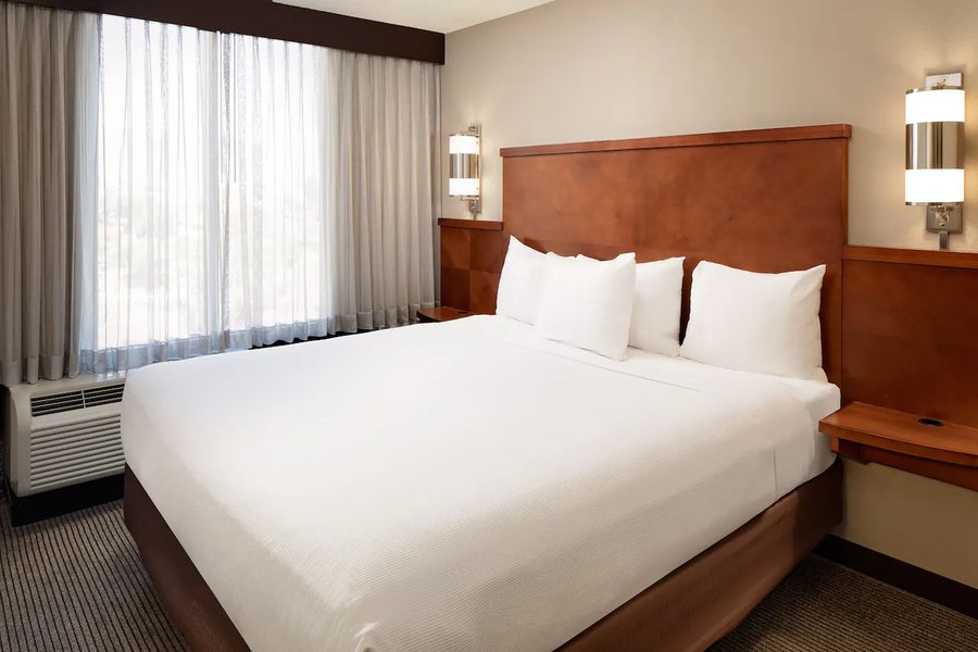 Hyatt Place Ontario Rancho Cucamonga — Guest room