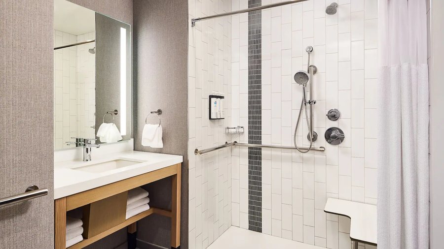 Hyatt Place Pena Station Denver Airport — Bathroom