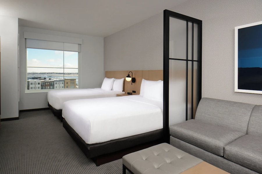 Hyatt Place Pena Station Denver Airport — Guest room