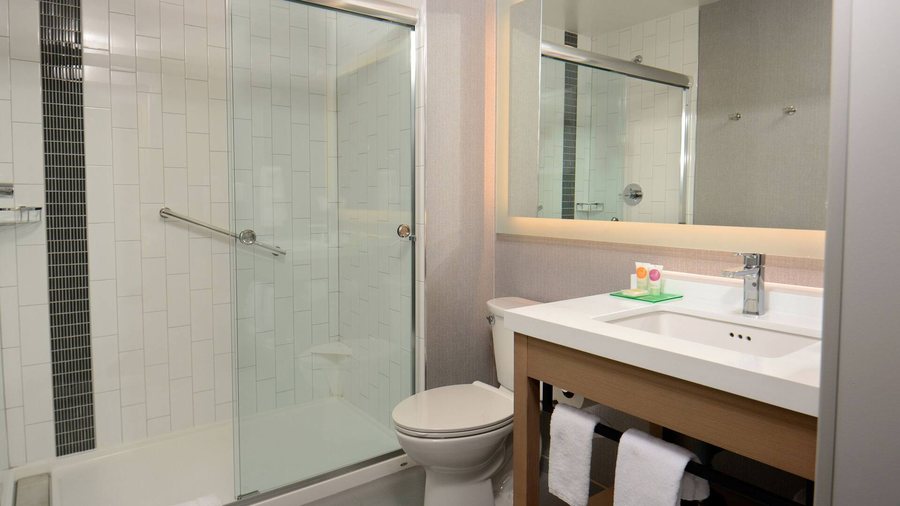 Hyatt Place Pensacola Airport — Bathroom