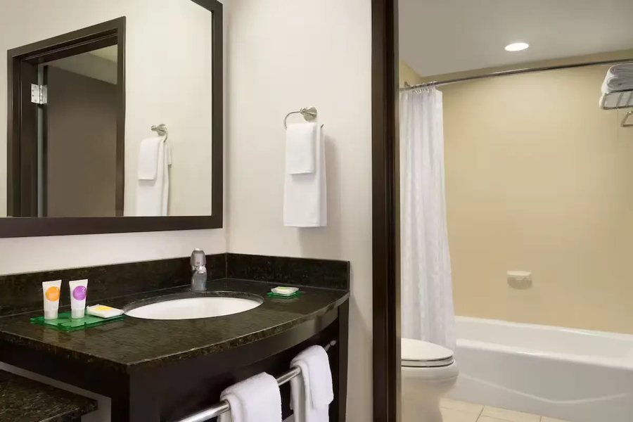 Hyatt Place Philadelphia King Of Prussia — Bathroom