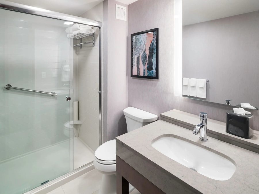 Hyatt Place Phoenix Gilbert — Bathroom