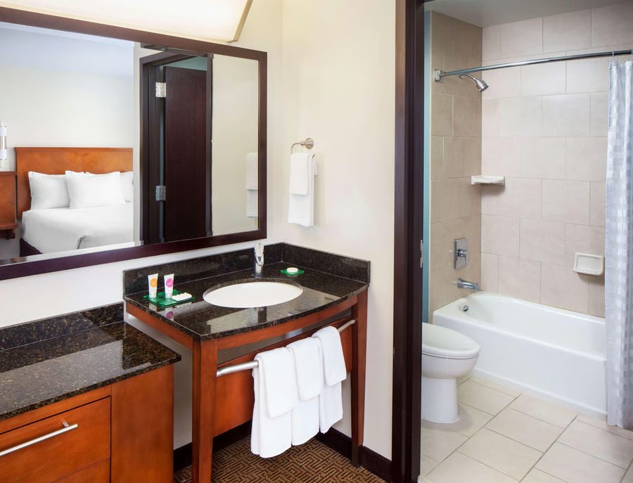 Hyatt Place Phoenix Mesa — Bathroom