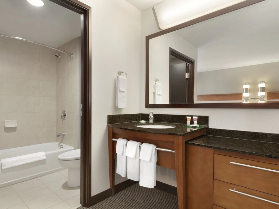 Hyatt Place Portland Airport Cascade Station — Bathroom