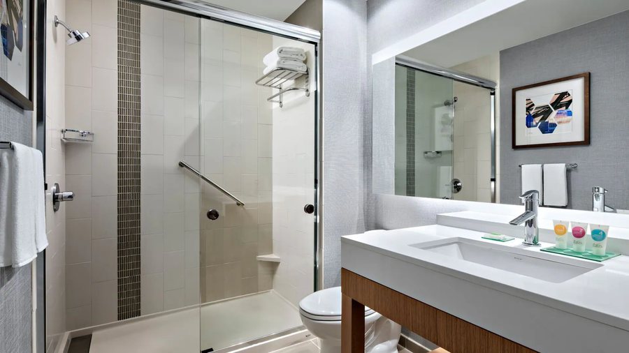 Hyatt Place Rapid City Downtown — Bathroom