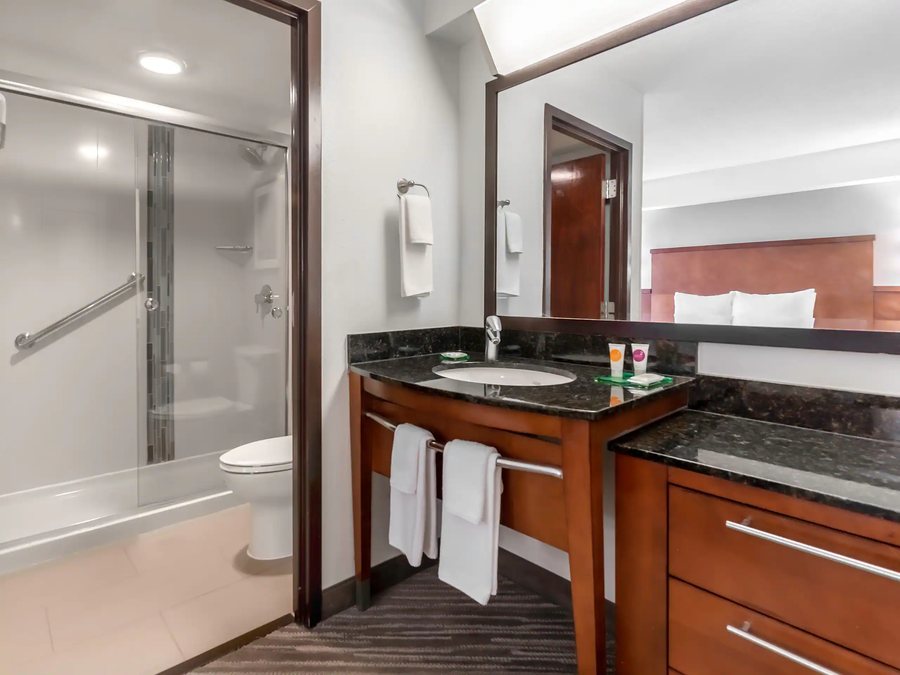 Hyatt Place Richmond Airport — Bathroom