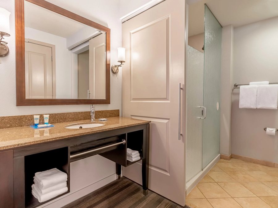Hyatt Place Richmond Arboretum — Bathroom