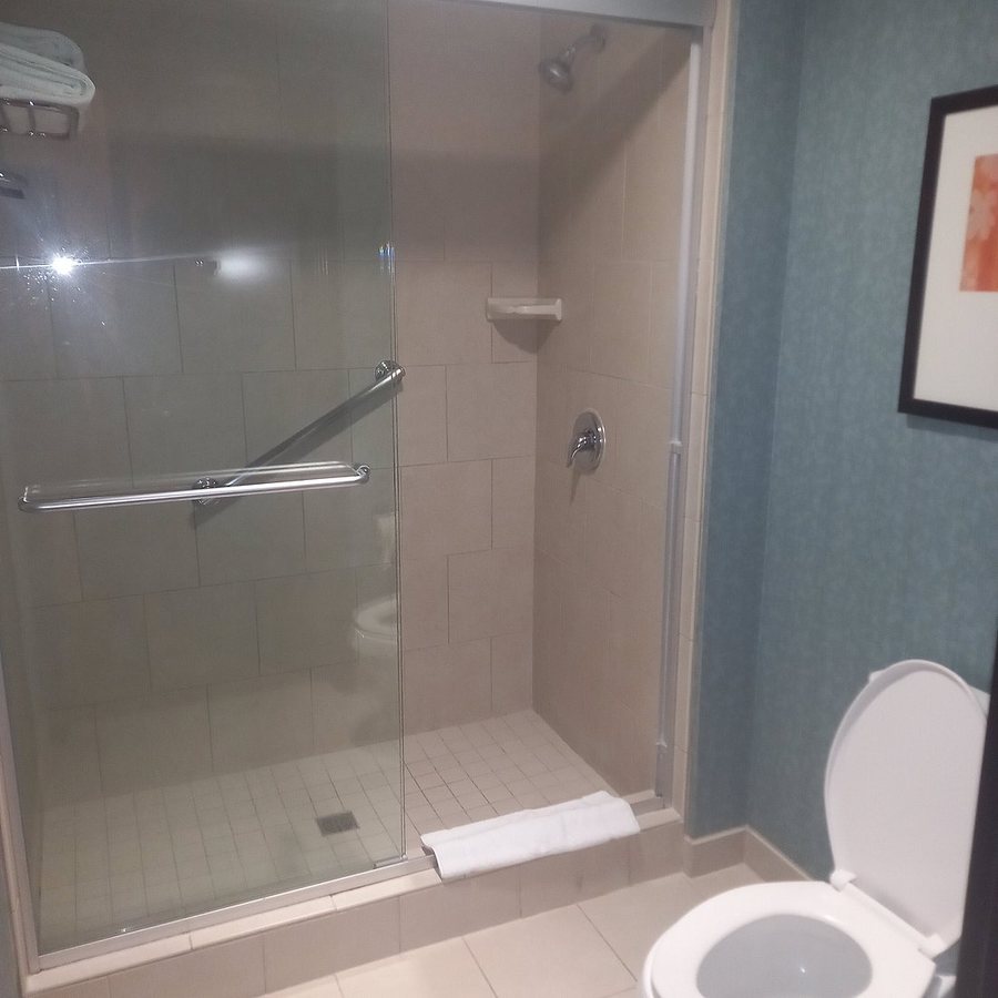 Hyatt Place Riverside Downtown — Bathroom