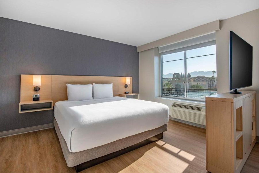Hyatt Place Riverside Downtown — Guest room
