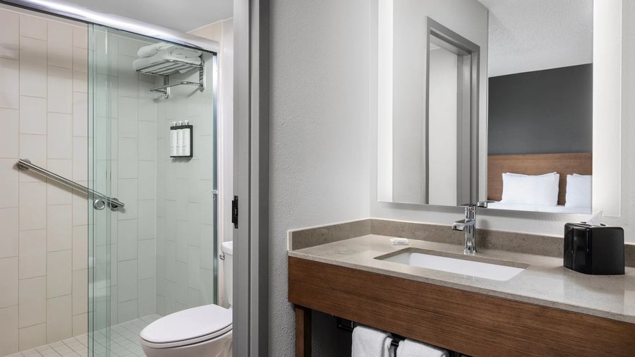Hyatt Place San Antonio North Stone Oak — Bathroom