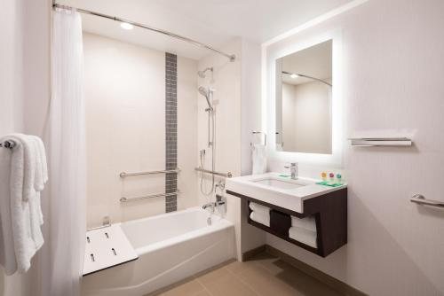 Hyatt Place San Francisco Downtown — Bathroom