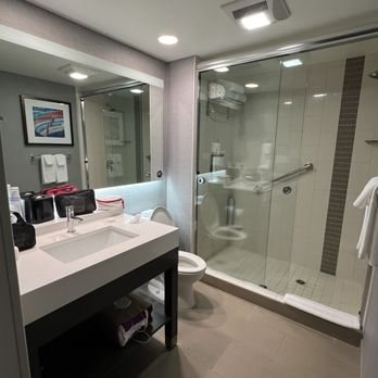 Hyatt Place Santa Cruz — Bathroom