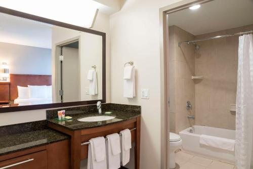 Hyatt Place Sarasota Bradenton Airport — Bathroom