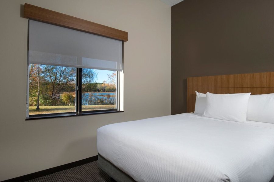 Hyatt Place Savannah Airport — Guest room
