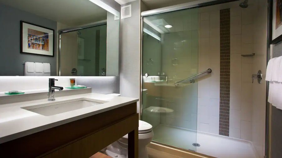 Hyatt Place St Petersburg Downtown — Bathroom
