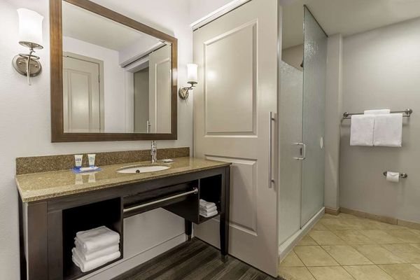 Hyatt Place Sterling Dulles Airport North — Bathroom