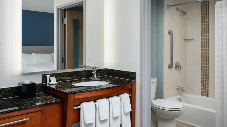Hyatt Place Tampa Downtown — Bathroom