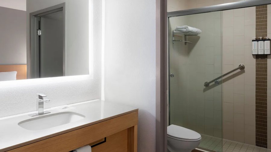 Hyatt Place Topeka — Bathroom