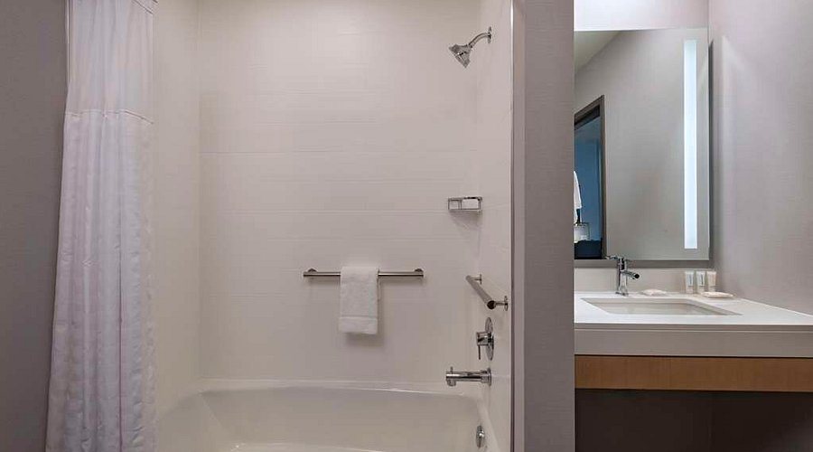 Hyatt Place Tulsa Downtown — Bathroom