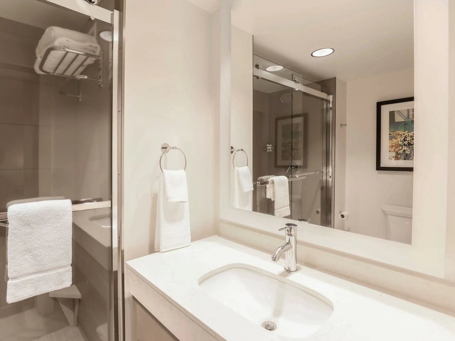 Hyatt Place UC Davis — Bathroom