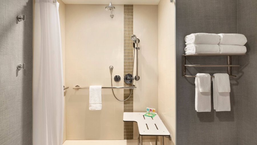 Hyatt Place Vacaville — Bathroom