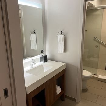 Hyatt Place Waikiki Beach — Bathroom