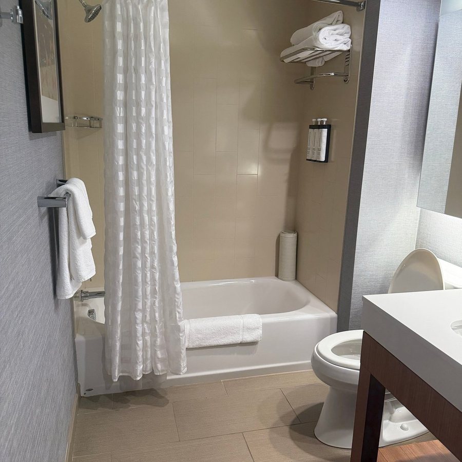 Hyatt Place Warwick Providence Airport — Bathroom