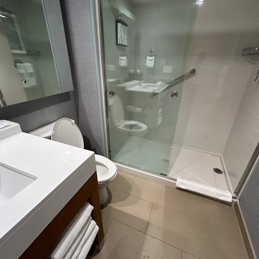 Hyatt Place Wilmington Riverfront — Bathroom