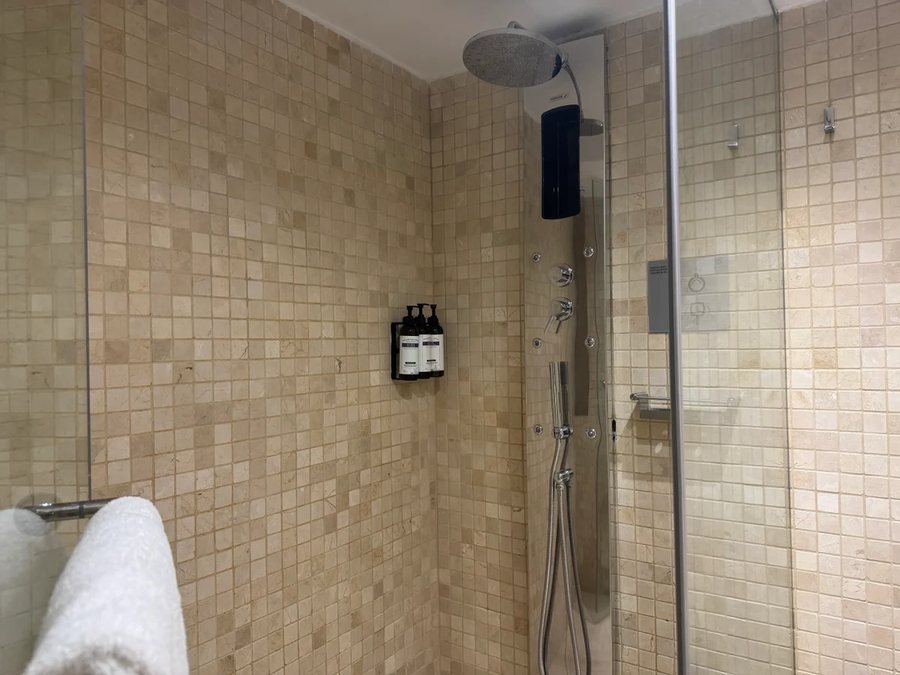Hyatt Regency Barcelona Tower Barcelona Catalonia — Bathroom