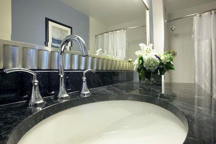 Hyatt Regency Buffalo Hotel and Conference Center — Bathroom