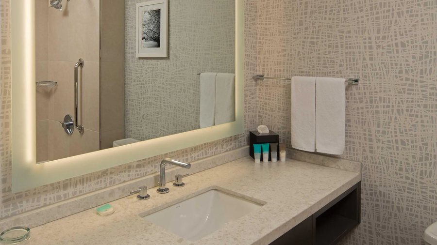 Hyatt Regency Cincinnati — Bathroom