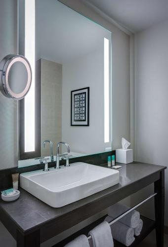 Hyatt Regency Cleveland at The Arcade Cleveland Ohio — Bathroom