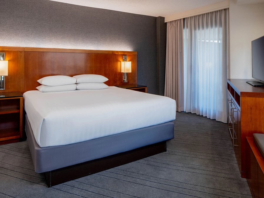 Hyatt Regency Crystal City at Reagan National Airport — Guest room