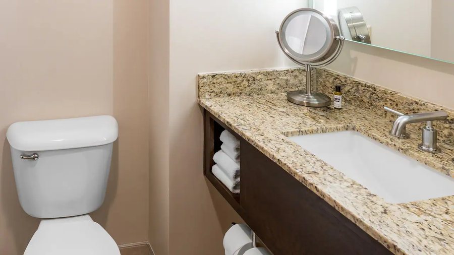 Hyatt Regency Green Bay — Bathroom