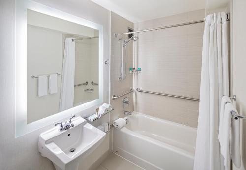 Hyatt Regency Greenville — Bathroom