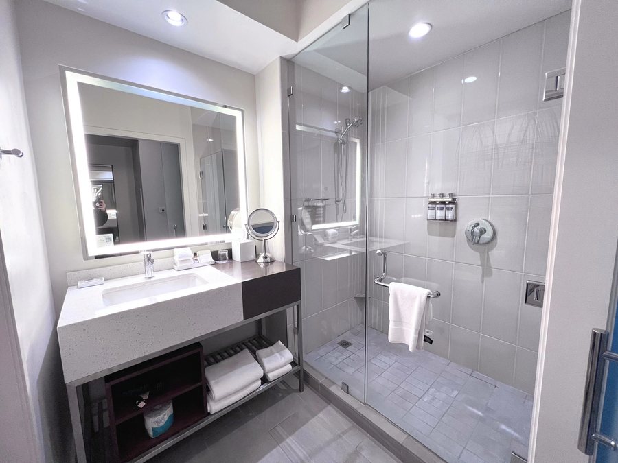 Hyatt Regency Houston Galleria — Bathroom