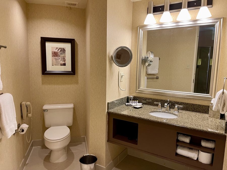Hyatt Regency Houston West — Bathroom