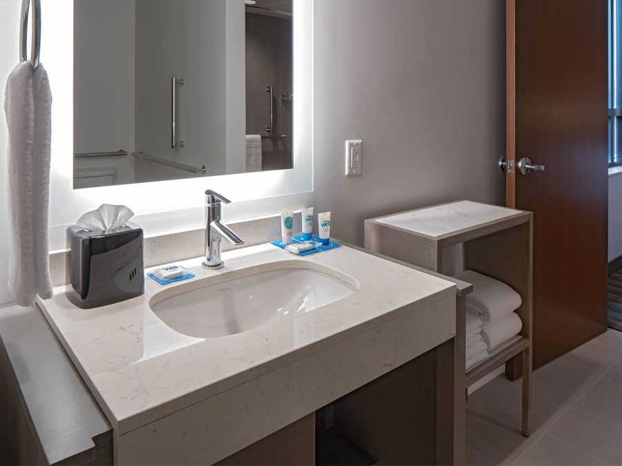Hyatt Regency Indianapolis — Bathroom