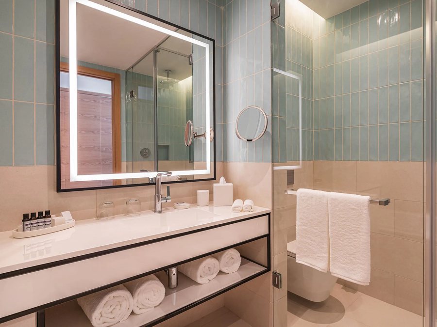 Hyatt Regency Lisbon — Bathroom